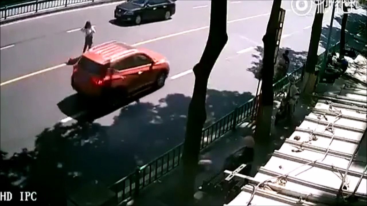 Il se prend une énorme gamelle avec toute sa famille sur son scooter