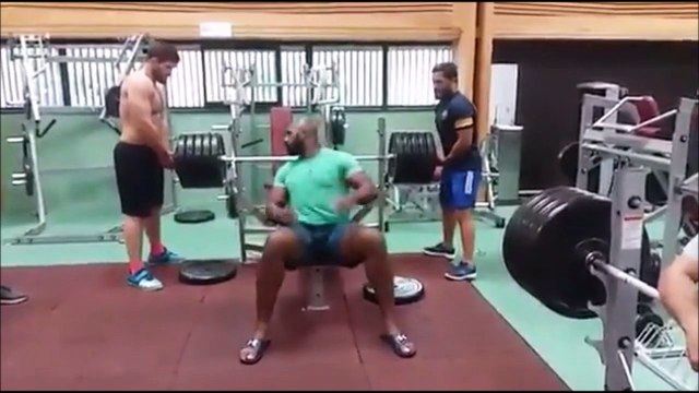 Teddy Riner soulève 230 kilos au développé-couché... Dingue
