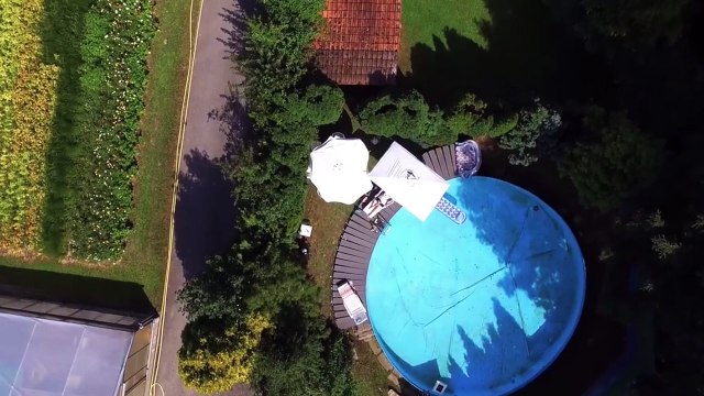Un drone filme une jeune femme en train de bronzer !
