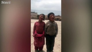 Tibet'li sevimli çocukların komik şarkısı..