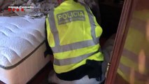 Attentats en Espagne: La police dévoile les premières images des perquisitions réalisées au domicile des terroristes