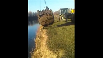 Ils sortent une voiture abandonnée de une rivière et font une incroyable prise