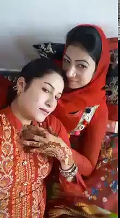 Girls Kissing Each Other kiss prank song