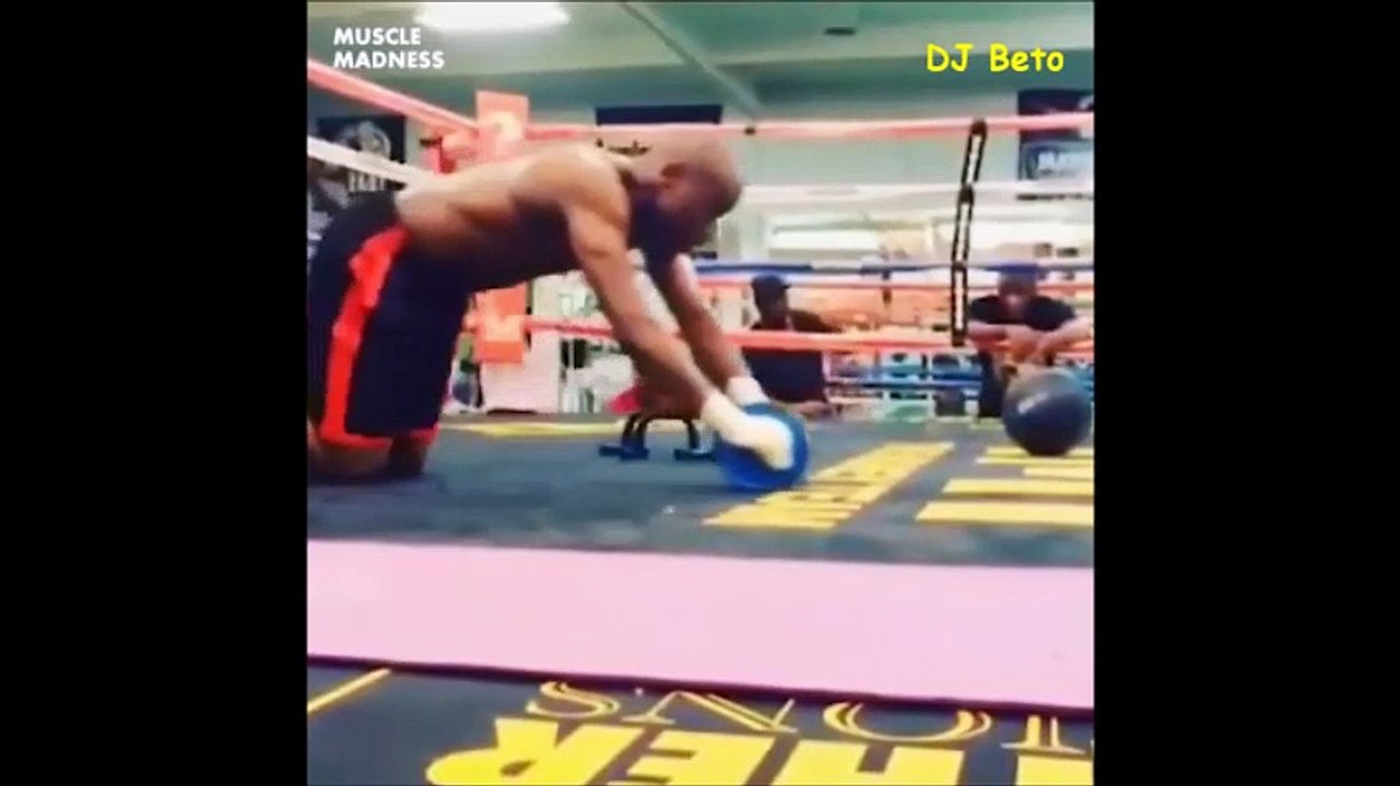 Floyd Mayweather vs Conor McGregor (training)