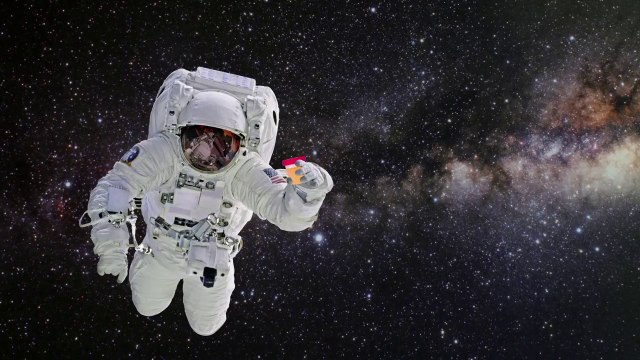 Sistema convierte heces y orina en comida y plástico para astronautas