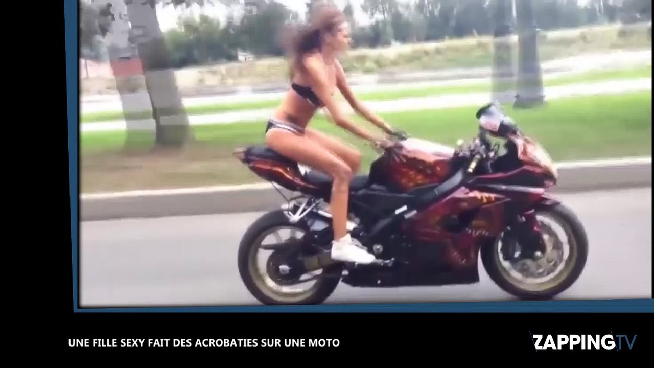 Une fille sexy fait des acrobaties sur une moto (vidéo)
