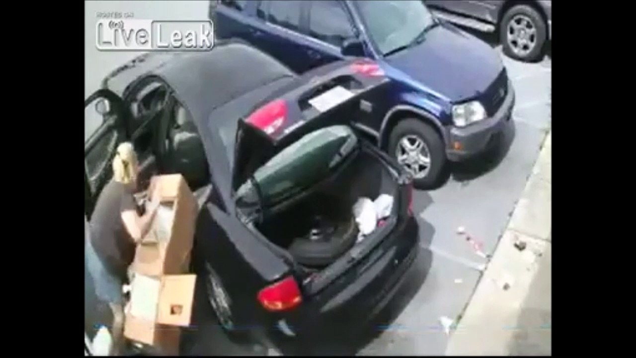 Voler une maison de poupée à 1000€... mais ça rentre pas dans la voiture! FAIL !