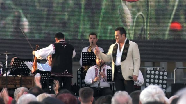 Ionut Dolanescu &Orc. Rapsodia Bihoreana ,dir. Liviu Butiu - La multi ani ,multi ani