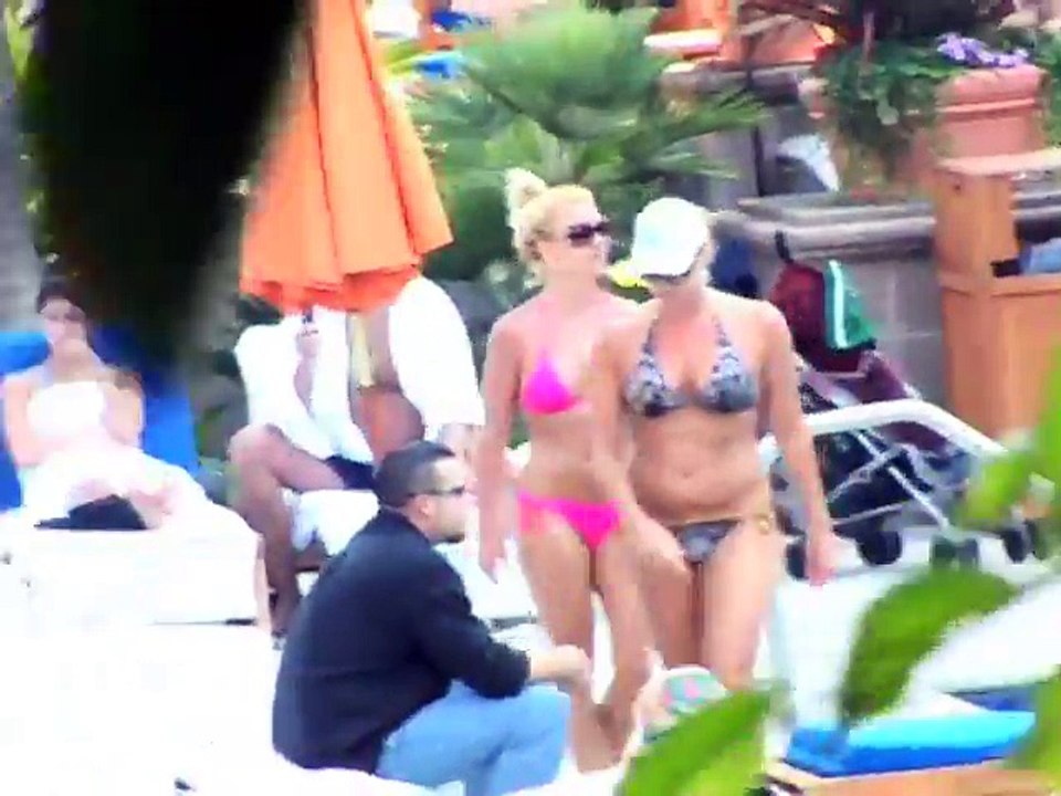 Britney Spears Looking Hot In A Pink Bikini Poolside In Marina Del Rey [2009]