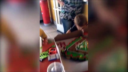 Un gamin utilise sa morve pour souffler ses bougies d'anniversaire !