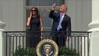 Quand Donald Trump regarde l’éclipse solaire... sans lunettes de protection !