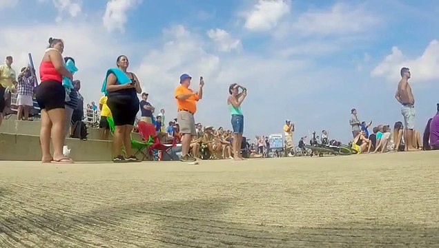 Quand un avion de chasse surprend des gens en arrivant derrière eux !