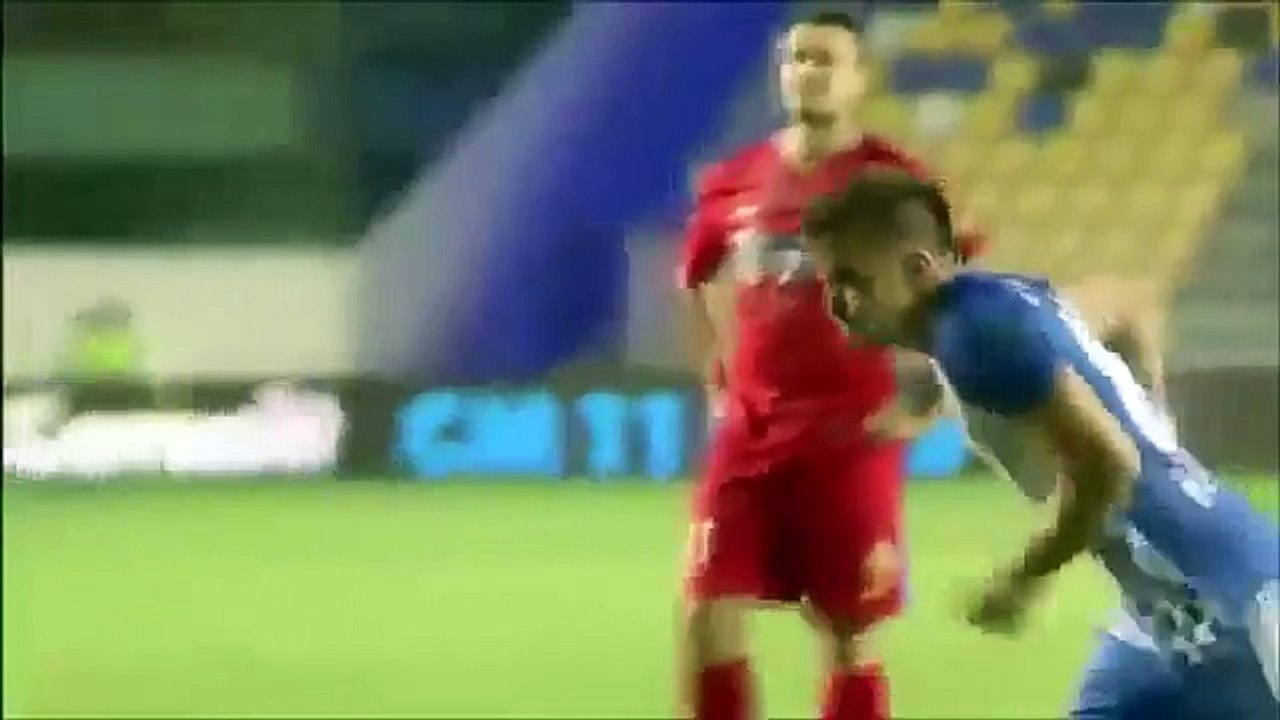 Un joueur du Juventus Bucarest rate sa panenka à la 96e minute et ça ne plait vraiment pas à ses coéquipiers