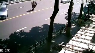 Un scooteriste fait un soleil pour éviter un accident et continue à ne pas avoir de chance !