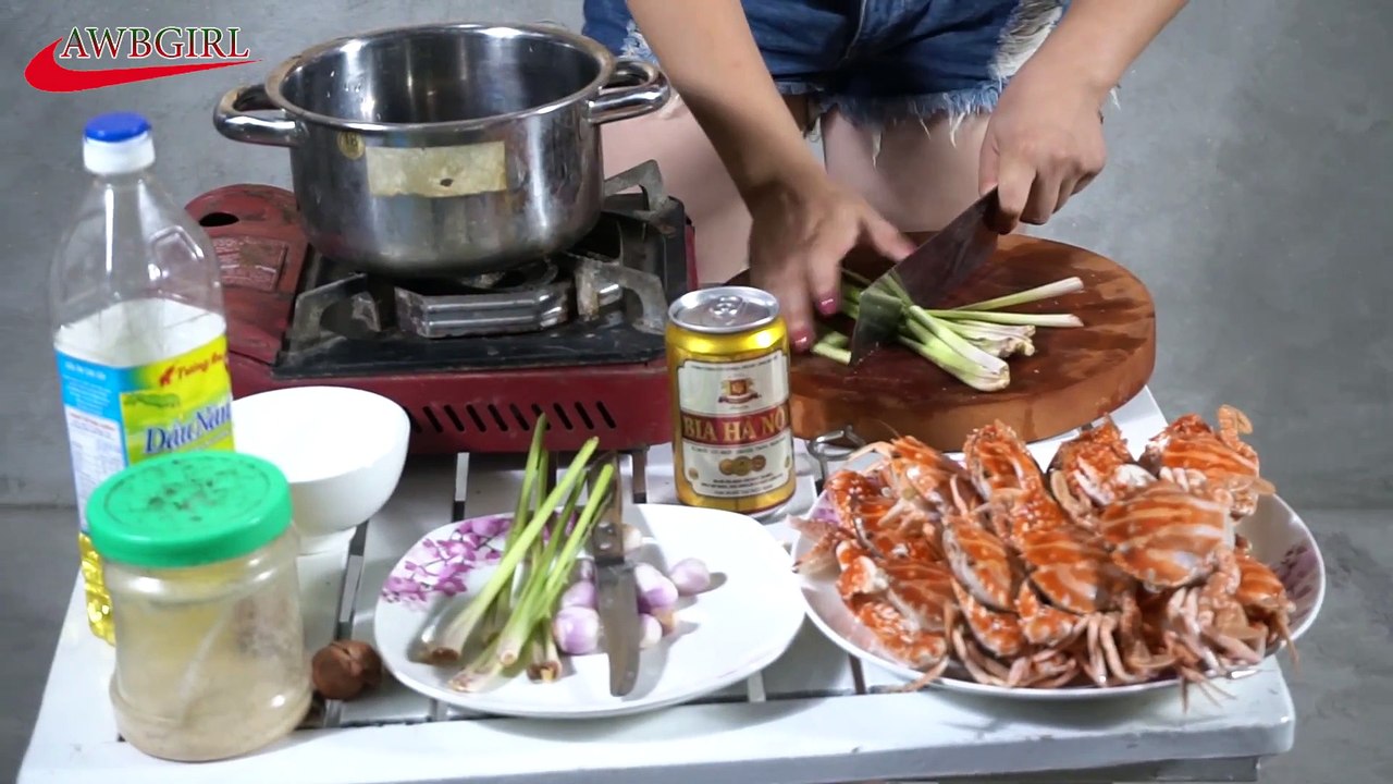 Beautiful Sexy Girl Traditional Fishing P5 -- Top village food , How to cook crab with beer #16