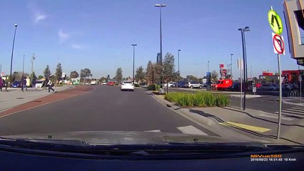 Une femme s’interpose dans une bagarre sur un parking de supermarché !