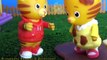 Dora a Aventureira Gêmeos Twins Banho de Espuma Peppa Pig Daniel Tigre em Português