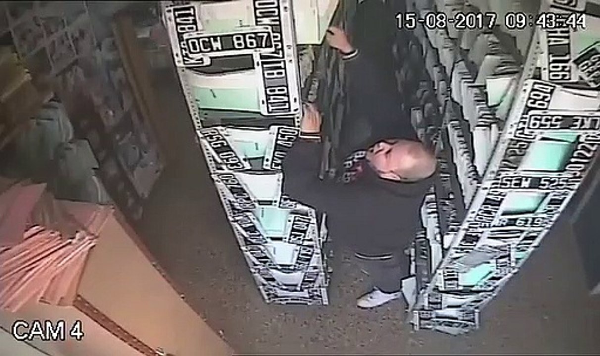 Cet homme fait une grosse connerie en voulant prendre un dossier en haut dune étagère !