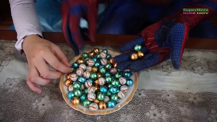 Et bulle défi gelé amusement amusement gomme dans vie réal homme araignée super-héros contre Elsa joker