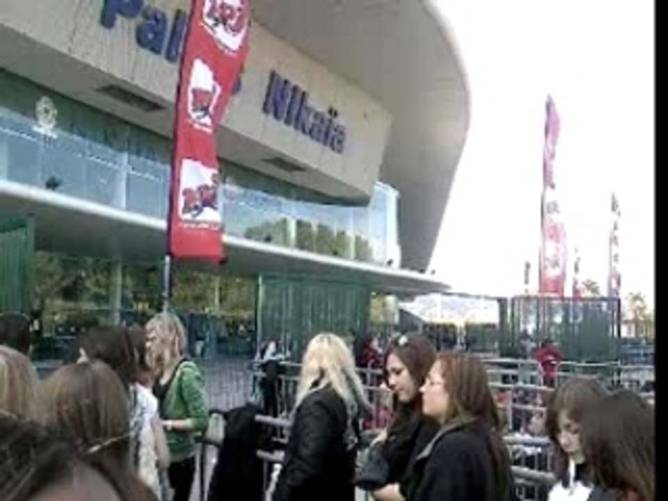 Attente devant le Palais Nikaia