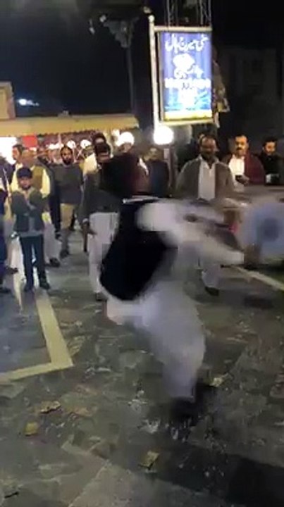 واہ کیا ٹیلنٹ ہے۔ ڈھول بجانے کا ایسا سٹائل کہ جس کو سنتے ہی آپ کا دل بھی جھومنے کو کرے گا۔ ویڈیو: میاں یوسف۔ لاہور