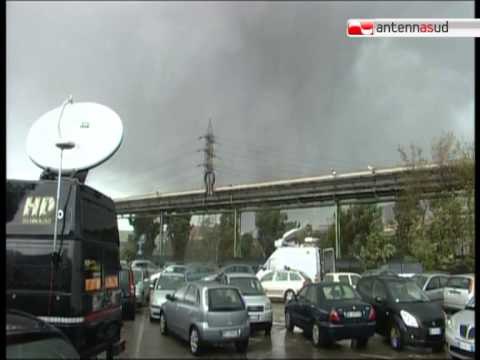 TG 28.11.12 Tromba d'aria sull'Ilva, crolla un camino. Dispersi e feriti