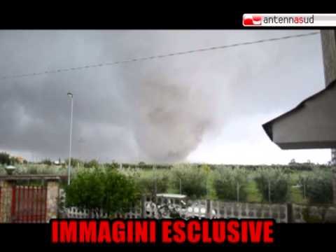 ESCLUSIVA 29.11.12 Impressionanti immagini della tromba d'aria nel Tarantino