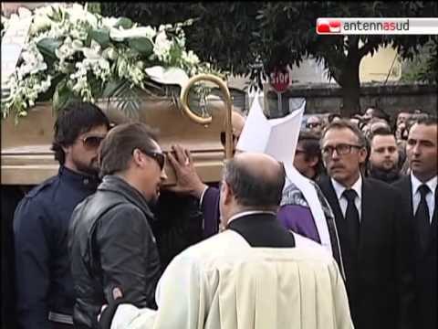 TG 01.12.12 Funerali operaio Ilva, Monsignor Santoro: Tutto sembra contro di noi