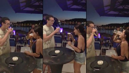 Une nana qui boit des bières Like a Boss