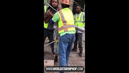 Insolite ! Très en colère, des ouvriers ligotent un voleur en attendant l’arrivée des policiers. Vidéo !