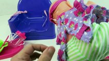 Bébé changer en changeant couche poupée boisson alimentation matin renaître vidéo humide Routine pla