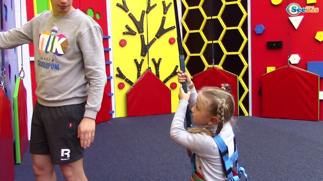 ВЛОГ на Скалодроме ЯРОСЛАВА АЛЬПИНИСТ Пытаемся забраться на самую вершину скалы Видео для детей