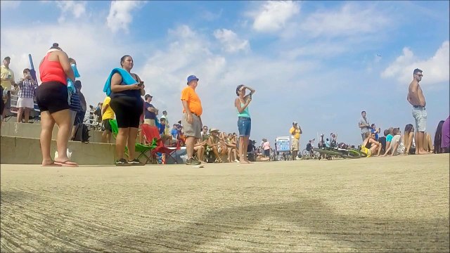 Un avion des Blue Angels frole la foule et surprend tout le monde
