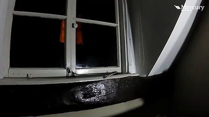 Lắp camera trong nhà cổ 400 tuổi, người đàn ông giật mình khi nhìn thấy cửa sổ tự bật then cài rồi mở toang