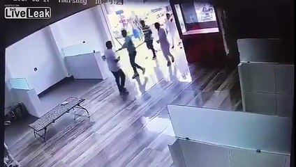 Il tire sur un groupe qui l’attaquait avec des battes