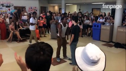 I due in maglia bianca lo provocano e la sua reazione fa impazzire tutti