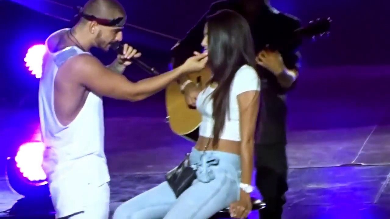 Maluma bacia Fan al concerto e se la porta via con se!