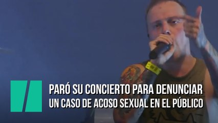Para su concierto para denunciar un caso de acoso sexual en el público