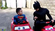 Et homme chauve-souris des voitures épique enfants foudre sur course course balade avec ckn disney mcqueen superman