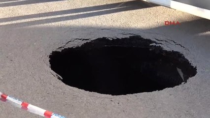 Erzurum'un En İşlek Caddesinde Asfalt Çöktü