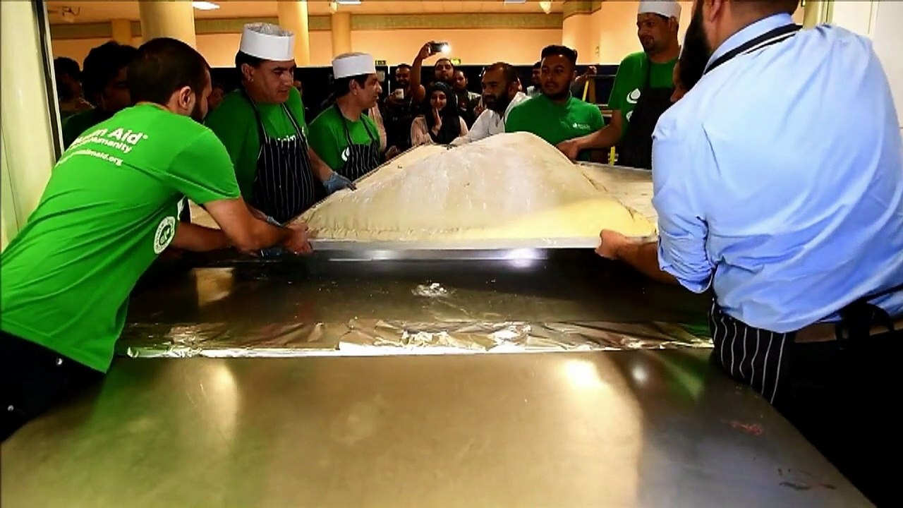 153 كيلوغراما لأكبر فطيرة ساموسا في العالم