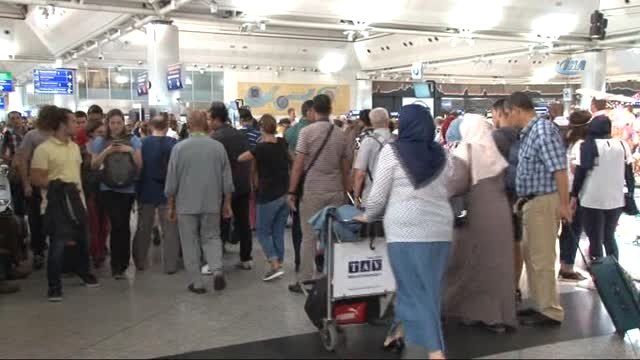 Atatürk Havalimanı'nda Bayram Yoğunluğu Başladı