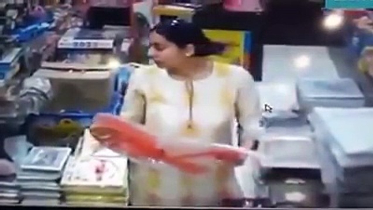 اورکرو عورت سے فلرٹ ۔عورت نے جسم دیکھا کر دوکاندار کو لوٹ لیا ۔