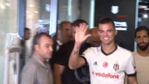 Pepe, Stattaki Kartal Yuvası'nda Taraftara İmza Dağıttı