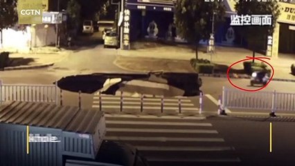 Distrait par son téléphone, il tombe dans un trou béant avec son scooter…