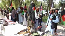 Grupo de Talibanes entrega las armas en Afganistán