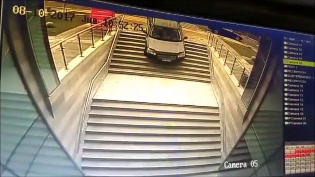 Un automobiliste confond entrée de parking et escalier du métro... Fail