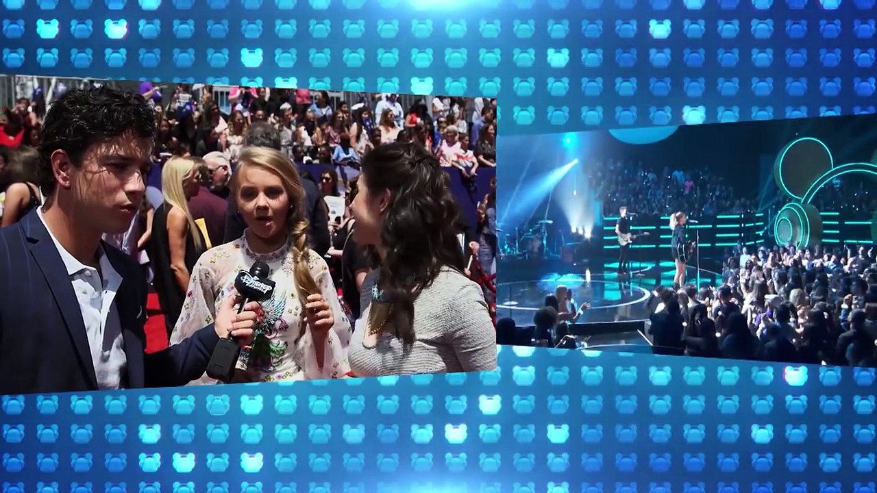 Sofia Carson, Cameron Boyce, Jenna Ortega y otros cantan en la alfombra roja | RDMA 2017