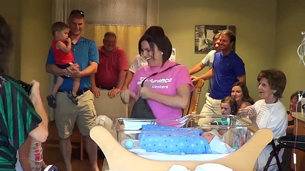 Cette famille court à la maternité après l’accouchement