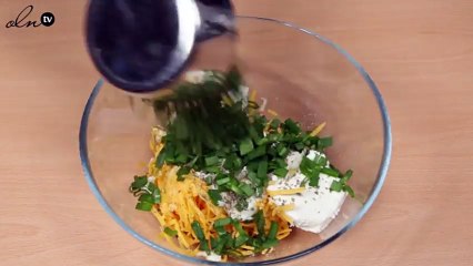 تعلمي كيف تصنعين كرات جبنة التشيدر مع الكريمة الحامضة بالفيديو